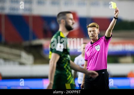 Schiedsrichter Christian Dingert zeigt am 22. Juli 2021 im Poljud-Stadion in Split, Kroatien, während der zweiten qualifizierenden Runde der UEFA Conference League zwischen Hajduk Split und Tobol die gelbe Karte. Foto: Milan Sabic/PIXSELL Stockfoto