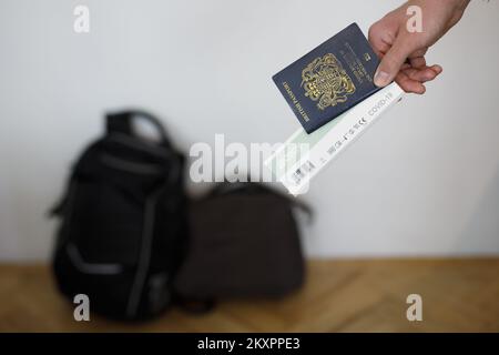 Foto aufgenommen am 23. Juli 2021. Zeigt ein Foto des Covid-Tests und des britischen Passes in Zagreb, Kroatien. Kroatien wird ab Juli 26 obligatorische COVID-19-Tests für Besucher aus Großbritannien, Russland und Zypern einführen, sagte das staatliche Gesundheitsinstitut am Mittwoch.Kroatien erwartet in den kommenden Wochen nach der Aufhebung der meisten gesetzlichen Beschränkungen für soziale Kontakte in England in dieser Woche eine steigende Zahl von Touristen aus Großbritannien. Foto: Davor Puklavec/PIXSELL Stockfoto