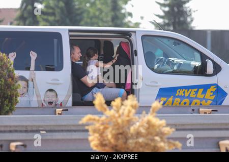 Autos warten an der Mautstelle in Zagreb am 24. Juli 2021. An der Mautstelle Lucko waren vom frühen Morgen an wegen des eindrucksvollen Wochenendes zum Meer große Menschenmassen in beide Richtungen. Foto: Tomislav Miletic/PIXSEL Stockfoto