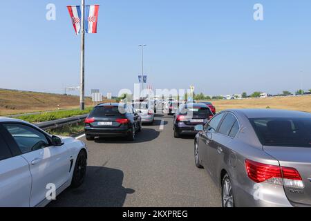 Autos warten an der Mautstelle in Zagreb am 24. Juli 2021. An der Mautstelle Lucko waren vom frühen Morgen an wegen des eindrucksvollen Wochenendes zum Meer große Menschenmassen in beide Richtungen. Foto: Tomislav Miletic/PIXSEL Stockfoto