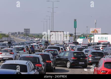 Autos warten an der Mautstelle in Zagreb am 24. Juli 2021. An der Mautstelle Lucko waren vom frühen Morgen an wegen des eindrucksvollen Wochenendes zum Meer große Menschenmassen in beide Richtungen. Foto: Tomislav Miletic/PIXSEL Stockfoto