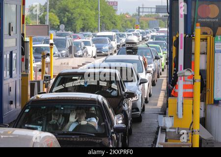 Autos warten an der Mautstelle in Zagreb am 24. Juli 2021. An der Mautstelle Lucko waren vom frühen Morgen an wegen des eindrucksvollen Wochenendes zum Meer große Menschenmassen in beide Richtungen. Foto: Tomislav Miletic/PIXSEL Stockfoto