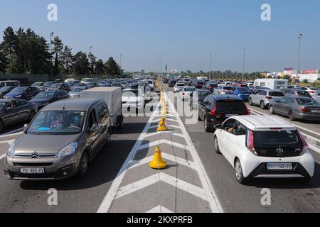 Autos warten an der Mautstelle in Zagreb am 24. Juli 2021. An der Mautstelle Lucko waren vom frühen Morgen an wegen des eindrucksvollen Wochenendes zum Meer große Menschenmassen in beide Richtungen. Foto: Tomislav Miletic/PIXSEL Stockfoto