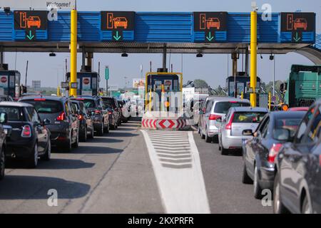 Autos warten an der Mautstelle in Zagreb am 24. Juli 2021. An der Mautstelle Lucko waren vom frühen Morgen an wegen des eindrucksvollen Wochenendes zum Meer große Menschenmassen in beide Richtungen. Foto: Tomislav Miletic/PIXSEL Stockfoto