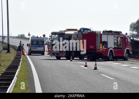 Blick auf den Ort eines schweren Verkehrsunfalls auf der Autobahn. Heute Morgen gegen 6,20 Uhr auf der Autobahn nahe Slavonski Brod, in der Nähe der Mautstellen auf der Südspur, landete ein Bus mit Kosovo-Markierungen von der Straße, und die neuesten Zahlen sind zehn Tote. 45 Menschen suchten nach einem schweren Unfall auf der Autobahn nahe Slavonski Brod medizinische Hilfe, und acht von ihnen wurden schwer verletzt., in Slavonski Brod, Kroatien, am 25. Juli 2021. Foto: Ivica Galovic/PIXSELL Stockfoto