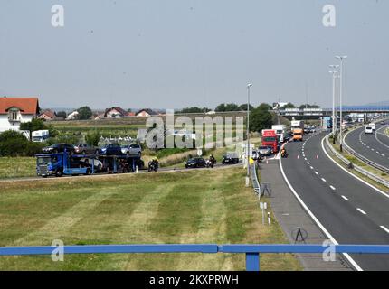 Blick auf den Ort eines schweren Verkehrsunfalls auf der Autobahn. Heute Morgen gegen 6,20 Uhr auf der Autobahn nahe Slavonski Brod, in der Nähe der Mautstellen auf der Südspur, landete ein Bus mit Kosovo-Markierungen von der Straße, und die neuesten Zahlen sind zehn Tote. 45 Menschen suchten nach einem schweren Unfall auf der Autobahn nahe Slavonski Brod medizinische Hilfe, und acht von ihnen wurden schwer verletzt., in Slavonski Brod, Kroatien, am 25. Juli 2021. Foto: Ivica Galovic/PIXSELL Stockfoto