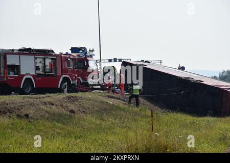 Blick auf den Ort eines schweren Verkehrsunfalls auf der Autobahn. Heute Morgen gegen 6,20 Uhr auf der Autobahn nahe Slavonski Brod, in der Nähe der Mautstellen auf der Südspur, landete ein Bus mit Kosovo-Markierungen von der Straße, und die neuesten Zahlen sind zehn Tote. 45 Menschen suchten nach einem schweren Unfall auf der Autobahn nahe Slavonski Brod medizinische Hilfe, und acht von ihnen wurden schwer verletzt., in Slavonski Brod, Kroatien, am 25. Juli 2021. Foto: Ivica Galovic/PIXSELL Stockfoto