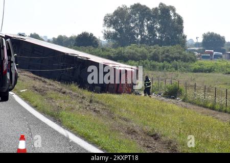 Blick auf den Ort eines schweren Verkehrsunfalls auf der Autobahn. Heute Morgen gegen 6,20 Uhr auf der Autobahn nahe Slavonski Brod, in der Nähe der Mautstellen auf der Südspur, landete ein Bus mit Kosovo-Markierungen von der Straße, und die neuesten Zahlen sind zehn Tote. 45 Menschen suchten nach einem schweren Unfall auf der Autobahn nahe Slavonski Brod medizinische Hilfe, und acht von ihnen wurden schwer verletzt., in Slavonski Brod, Kroatien, am 25. Juli 2021. Foto: Ivica Galovic/PIXSELL Stockfoto