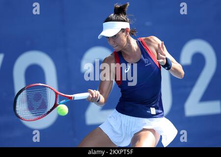 Caroline Garcia aus Frankreich dient dem Ball während eines Tenniswettbewerbs gegen Dona Vekic aus Kroatien bei den Olympischen Spielen der Women's Singles First Round 2020 in Tokio am 25. Juli 2021 im Ariake Tennis Park in Tokio, Japan. Foto: Igor Kralj/PIXSELL Stockfoto