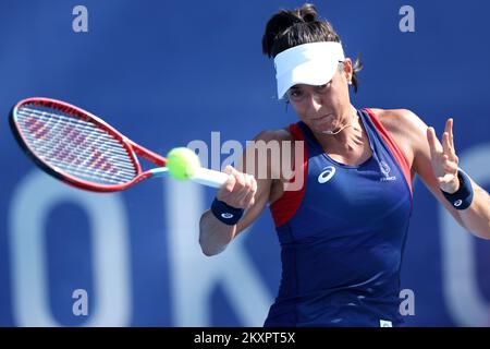 Caroline Garcia aus Frankreich dient dem Ball während eines Tenniswettbewerbs gegen Dona Vekic aus Kroatien bei den Olympischen Spielen der Women's Singles First Round 2020 in Tokio am 25. Juli 2021 im Ariake Tennis Park in Tokio, Japan. Foto: Igor Kralj/PIXSELL Stockfoto