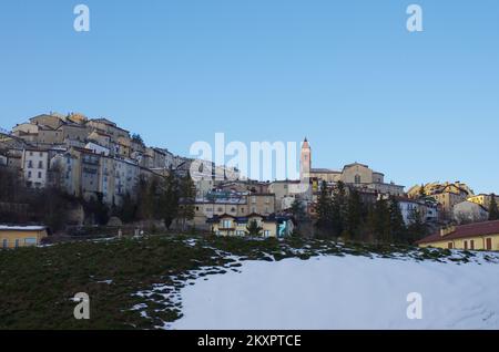 Rivisondoli (AQ) - Blick auf das charakteristische verschneite Bergdorf - Abruzzen - Italien Stockfoto