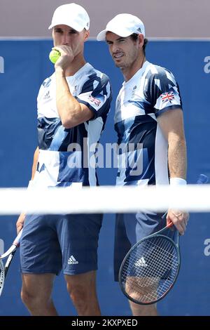 Andy Murray und Joe Salisbur aus Großbritannien beim Männer-Doubles-Quaterfinale gegen Marin Cilic und Ivan Dodig aus Kroatien am 5. Tag der Olympischen Spiele 2020 in Tokio im Ariake Tennis Park am 28. Juli 2021 in Tokio, Japan. Foto: Igor Kralj/PIXSELL Stockfoto