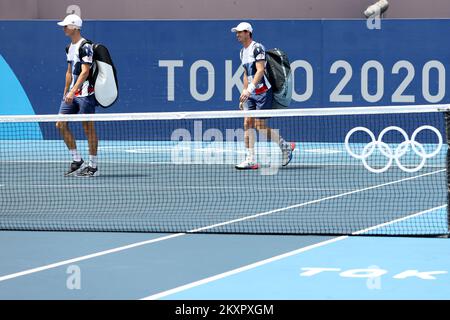 Andy Murray und Joe Salisbur aus Großbritannien beim Männer-Doubles-Quaterfinale gegen Marin Cilic und Ivan Dodig aus Kroatien am 5. Tag der Olympischen Spiele 2020 in Tokio im Ariake Tennis Park am 28. Juli 2021 in Tokio, Japan. Foto: Igor Kralj/PIXSELL Stockfoto