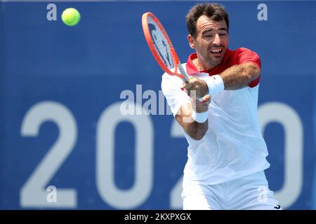 Ivan Dodig aus Kroatien gibt am 5. Tag der Olympischen Spiele 2020 in Tokio im Ariake Tennis Park am 28. Juli 2021 in Tokio, Japan, einen Schuss beim Männer-Doubles-Viertelfinale mit Marin Cilic aus Kroatien gegen Andy Murray und Joe Salisbur aus Großbritannien zurück. Foto: Igor Kralj/PIXSELL Stockfoto