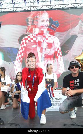 Feierlicher Empfang von Matea Jelic, die bei den Olympischen Spielen in Tokio in Teakwondo in ihrer Heimatstadt Knin am 30 eine Goldmedaille gewann. Juli 2021 Foto: Dusko Jaramaz/PIXSELL Stockfoto