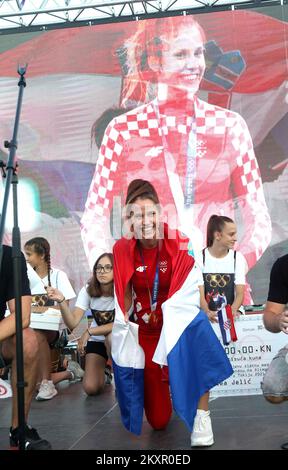 Feierlicher Empfang von Matea Jelic, die bei den Olympischen Spielen in Tokio in Teakwondo in ihrer Heimatstadt Knin am 30 eine Goldmedaille gewann. Juli 2021 Foto: Dusko Jaramaz/PIXSELL Stockfoto