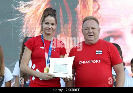 Feierlicher Empfang von Matea Jelic, die bei den Olympischen Spielen in Tokio in Teakwondo in ihrer Heimatstadt Knin am 30 eine Goldmedaille gewann. Juli 2021 Foto: Dusko Jaramaz/PIXSELL Stockfoto