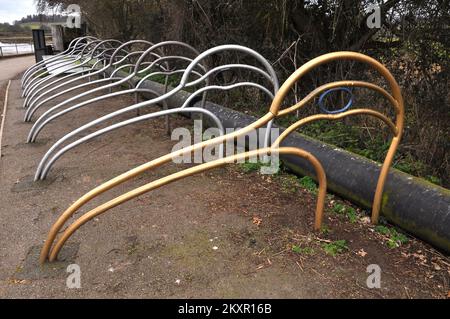 Interessanter Fahrradständer, die Form, die auf dem Kopf eines Watvögels modelliert wurde. Das Fahrradgestell befindet sich auf dem Abschleppweg des Exeter-Schiffskanals Stockfoto