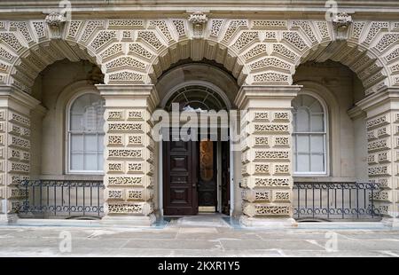 Eingangstür des historischen Gerichtsgebäudes, Osgoode Hall in Toronto, mit geschnitzten Steinbögen Stockfoto