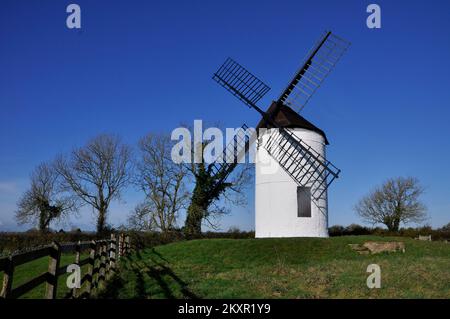 Ashton Windmühle, eine Turmmühle in Chapel Allerton, aufgenommen im Winter, Somerset. Stockfoto