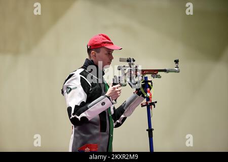 TOKIO, JAPAN – AUGUST 02: Milenko Sebic vom Team Serbien nimmt am 10. Tag der Olympischen Spiele 2020 in Tokio am 02 2021. August im Olympiastadion in Tokio, Japan, an 50m Gewehrpositionen Teil. (Foto: Igor Kralj/Pixsell/MB Media/Getty Images) Stockfoto