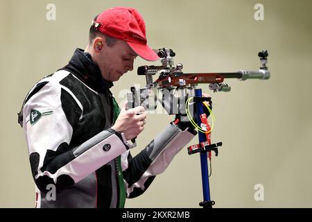 TOKIO, JAPAN – AUGUST 02: Milenko Sebic vom Team Serbien nimmt am 10. Tag der Olympischen Spiele 2020 in Tokio am 02 2021. August im Olympiastadion in Tokio, Japan, an 50m Gewehrpositionen Teil. (Foto: Igor Kralj/Pixsell/MB Media/Getty Images) Stockfoto