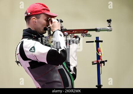 TOKIO, JAPAN – AUGUST 02: Milenko Sebic vom Team Serbien nimmt am 10. Tag der Olympischen Spiele 2020 in Tokio am 02 2021. August im Olympiastadion in Tokio, Japan, an 50m Gewehrpositionen Teil. (Foto: Igor Kralj/Pixsell/MB Media/Getty Images) Stockfoto