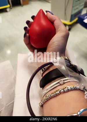 spende Vollblut mit Schwamm und Nadel im Arm, um Leben im Krankenhaus zu retten Stockfoto