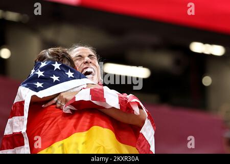 TOKIO, JAPAN – AUGUST 02: Golddiskuswerfer, Valerie Allman vom Team USA umarmt Silbermedaillengewinner Kristin Pudenz von Team Deutschland nach dem Diskuswurf am 10. Tag der Olympischen Spiele 2020 in Tokio am 02 2021. August in Japan. Foto: Igor Kralj/PIXSELL Stockfoto