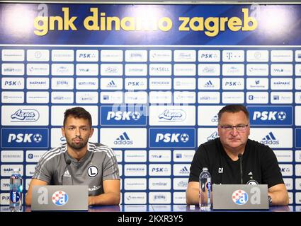 Cheftrainer Czeslaw Michniewicz und Spieler Mateusz Wieteska von Legia Warschau nimmt am 3. August 2021 im Maksimir-Stadion zwischen GNK Dinamo Zagreb und Legia Warschau in Zagreb, Kroatien, vor der ersten Etappe der dritten Qualifikationsrunde der UEFA Champions League an einer Pressekonferenz Teil. Foto: Matija Habljak/PIXSELL Stockfoto