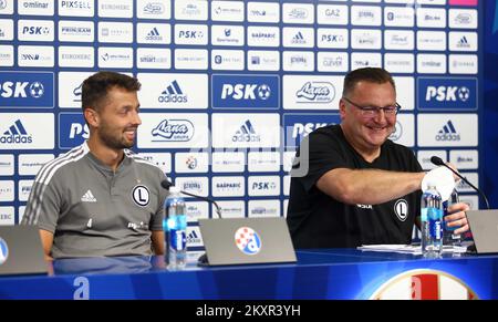 Cheftrainer Czeslaw Michniewicz und Spieler Mateusz Wieteska von Legia Warschau nimmt am 3. August 2021 im Maksimir-Stadion zwischen GNK Dinamo Zagreb und Legia Warschau in Zagreb, Kroatien, vor der ersten Etappe der dritten Qualifikationsrunde der UEFA Champions League an einer Pressekonferenz Teil. Foto: Matija Habljak/PIXSELL Stockfoto