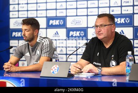 Cheftrainer Czeslaw Michniewicz und Spieler Mateusz Wieteska von Legia Warschau nimmt am 3. August 2021 im Maksimir-Stadion zwischen GNK Dinamo Zagreb und Legia Warschau in Zagreb, Kroatien, vor der ersten Etappe der dritten Qualifikationsrunde der UEFA Champions League an einer Pressekonferenz Teil. Foto: Matija Habljak/PIXSELL Stockfoto