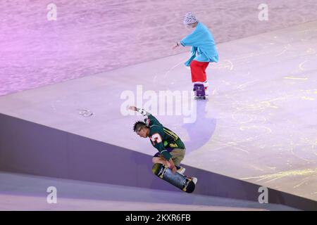 Entertainer treten am 08. August 2021 während der Abschlusszeremonie der Olympischen Spiele 2020 in Tokio im Olympiastadion auf. Foto: Igor Kralj/PIXSELL Stockfoto