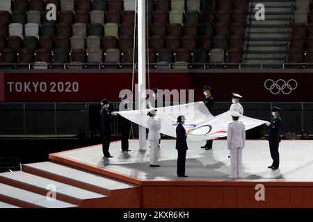 Die olympische Flagge wird während der Abschlusszeremonie der Olympischen Spiele 2020 im Olympiastadion am 08. August 2021 in Tokio, Japan, abgesenkt. Foto: Igor Kralj/PIXSELL Stockfoto