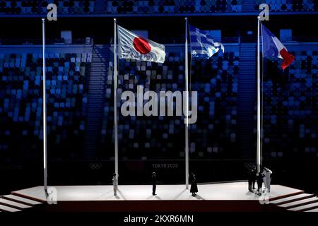 Die Nationalflaggen Japans, Griechenlands und Frankreichs fliegen während der Abschlusszeremonie der Olympischen Spiele 2020 in Tokio am 08. August 2021 im Olympiastadion in Tokio, Japan.Foto: Igor Kralj/PIXSELL Stockfoto