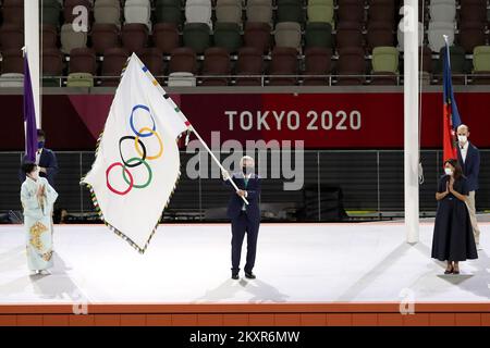 Anne Hidalgo, Bürgermeisterin von Paris, erhält die olympische Flagge, um die 2024 Spiele während der Abschlusszeremonie der Olympischen Spiele 2020 in Tokio am 16. Tag im Olympiastadion am 08. August 2021 in Tokio, Japan, an Paris weiterzugeben. Foto: Igor Kralj/PIXSELL Stockfoto