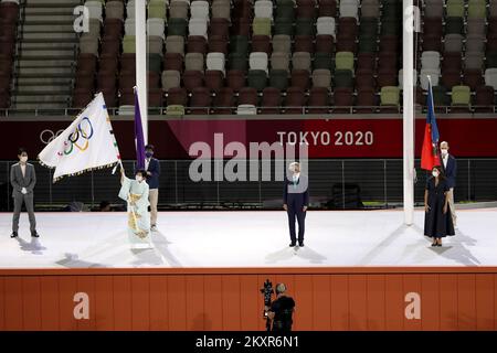 Die olympische Flagge wird während der Abschlusszeremonie der Olympischen Spiele 2020 im Olympiastadion am 08. August 2021 in Tokio, Japan, abgesenkt. Foto: Igor Kralj/PIXSELL Stockfoto