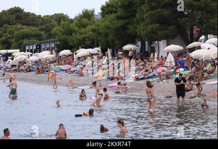 Am 10. August 2021 genießen die Menschen einen warmen und sonnigen Tag am Strand in Vodice, Kroatien. Kroatien verzeichnete im Juli 3,7 Millionen Touristen und 25 Millionen Übernachtungen. Letzte Woche im Juli waren es 90 Prozent der registrierten 2019. Foto: Dusko Jaramaz/PIXSELL Stockfoto