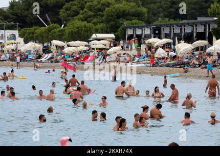 Am 10. August 2021 genießen die Menschen einen warmen und sonnigen Tag am Strand in Vodice, Kroatien. Kroatien verzeichnete im Juli 3,7 Millionen Touristen und 25 Millionen Übernachtungen. Letzte Woche im Juli waren es 90 Prozent der registrierten 2019. Foto: Dusko Jaramaz/PIXSELL Stockfoto