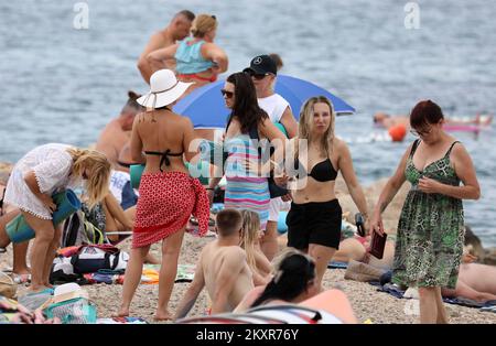 Am 10. August 2021 genießen die Menschen einen warmen und sonnigen Tag am Strand in Vodice, Kroatien. Kroatien verzeichnete im Juli 3,7 Millionen Touristen und 25 Millionen Übernachtungen. Letzte Woche im Juli waren es 90 Prozent der registrierten 2019. Foto: Dusko Jaramaz/PIXSELL Stockfoto