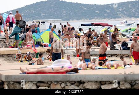 Am 10. August 2021 genießen die Menschen einen warmen und sonnigen Tag am Strand in Vodice, Kroatien. Kroatien verzeichnete im Juli 3,7 Millionen Touristen und 25 Millionen Übernachtungen. Letzte Woche im Juli waren es 90 Prozent der registrierten 2019. Foto: Dusko Jaramaz/PIXSELL Stockfoto