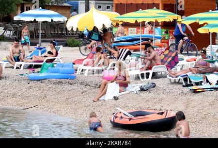 Am 10. August 2021 genießen die Menschen einen warmen und sonnigen Tag am Strand in Vodice, Kroatien. Kroatien verzeichnete im Juli 3,7 Millionen Touristen und 25 Millionen Übernachtungen. Letzte Woche im Juli waren es 90 Prozent der registrierten 2019. Foto: Dusko Jaramaz/PIXSELL Stockfoto