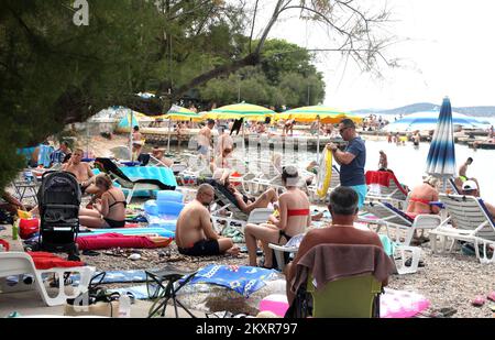 Am 10. August 2021 genießen die Menschen einen warmen und sonnigen Tag am Strand in Vodice, Kroatien. Kroatien verzeichnete im Juli 3,7 Millionen Touristen und 25 Millionen Übernachtungen. Letzte Woche im Juli waren es 90 Prozent der registrierten 2019. Foto: Dusko Jaramaz/PIXSELL Stockfoto