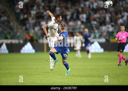 Mateusz Wieteska von Legia steht beim dritten Qualifying Round Leg 2-Spiel der UEFA Champions League zwischen Legia Warschau und Dinamo Zagreb im Marshall Jozef Pilsudski Municipal Stadium am 10. August 2021 in Warschau, Polen, auf und holt sich einen Header. Foto: Matija Habljak/PIXSELL Stockfoto