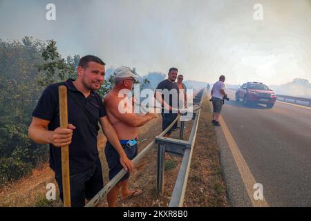 12. August 2021, Pula - In der näheren Umgebung von Pula, genauer gesagt zwischen Sikici und Skatari, Brach Ein Feuer aus, das mit Hilfe von Feuerwehrleuten aus Pula, Medulin, Fazana, Galizana und anderen DVDs und schließlich Kanadiern erfolgreich gelöscht wurde. Foto: Srecko Niketic/PIXSELL Stockfoto