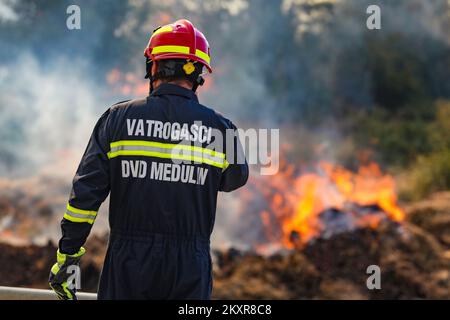 12. August 2021, Pula - In der näheren Umgebung von Pula, genauer gesagt zwischen Sikici und Skatari, Brach Ein Feuer aus, das mit Hilfe von Feuerwehrleuten aus Pula, Medulin, Fazana, Galizana und anderen DVDs und schließlich Kanadiern erfolgreich gelöscht wurde. Foto: Srecko Niketic/PIXSELL Stockfoto