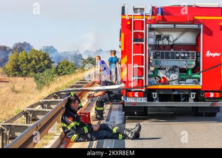 12. August 2021, Pula - In der näheren Umgebung von Pula, genauer gesagt zwischen Sikici und Skatari, Brach Ein Feuer aus, das mit Hilfe von Feuerwehrleuten aus Pula, Medulin, Fazana, Galizana und anderen DVDs und schließlich Kanadiern erfolgreich gelöscht wurde. Foto: Srecko Niketic/PIXSELL Stockfoto