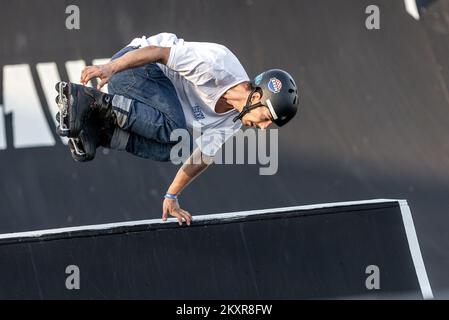 12. August 2021, Osijek - Skate-Park am linken Ufer des Drava-Flusses. Tin Hadziomerspahic führt bei der Pannonian Challenge 22 ein Manöver durch. Inline-Wettbewerb. Foto: Davor Javorovic/PIXSELL Stockfoto