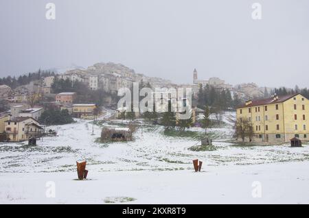Rivisondoli (AQ) - Blick auf das charakteristische verschneite Bergdorf - Abruzzen - Italien Stockfoto