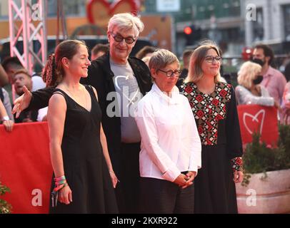 Der deutsche Regisseur Wim Wenders kommt am 13. August 2021 zur Eröffnung des Sarajevo Filmfestivals 27. vor dem Nationaltheater in Sarajewo, Bosnien und Herzegowina. Bei der Eröffnungszeremonie des Nationaltheaters in Sarajevo wurde das „Ehrenhaus von Sarajevo“ an den deutschen Regisseur Wim Wenders verliehen, einer der zentralen Persönlichkeiten des Weltkinos. Eine Retrospektive seiner ausgewählten Filme wird im Rahmen des Programms „Tribut an“ gezeigt. Foto: Armin Durgut/PIXSELL Stockfoto